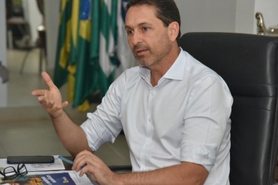 Prefeito Vilela sanciona lei que reajusta piso salarial dos professores