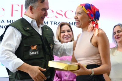 Prefeito Sandro Mabel entrega perucas a mulheres em tratamento oncológico