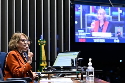 Damares condena ataques que recebeu de seu próprio campo político