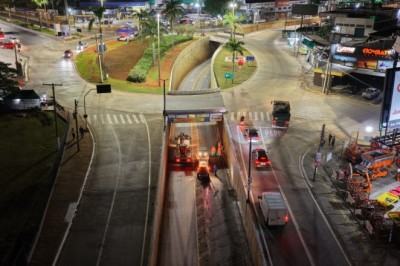 Comurg atua em operação de limpeza e lavagem de viadutos em Goiânia
