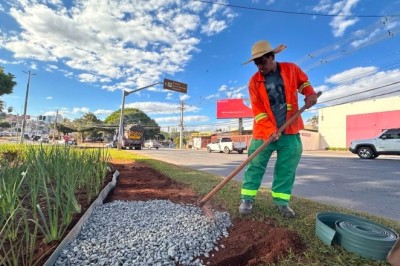 Comurg realiza paisagismo em praças, canteiros e rotatórias de Goiânia por meio do Projeto Florescer