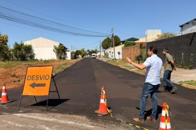 Prefeito Leandro Vilela vistoria recapeamento na Vila Alzira