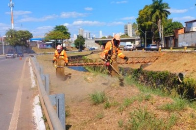 Comurg realiza limpeza preventiva em 14km do Córrego Botafogo