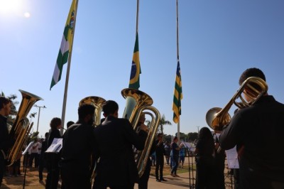 Prefeitura de Aparecida promove ato cívico com participação de alunos e hasteamento das bandeiras