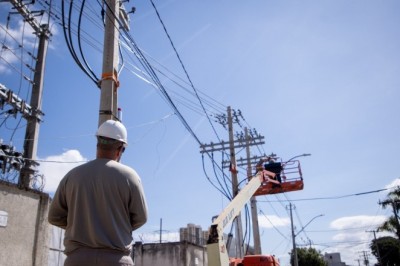 Equatorial Goiás realiza obras de modernização da rede durante desligamento programado