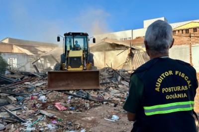 Prefeitura de Goiânia demole imóvel abandonado na Rua 74, no Centro da capital