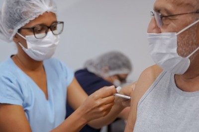 Goiás inicia distribuição da vacina Pneumo 20 para idosos com 85 anos ou mais