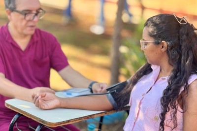Ações do estande da Saúde incluem aferição de pressão e glicemia, vacinação antirrábica e orientações sobre saúde bucal e mental
