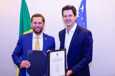 Daniel Vilela assina transmissão de cargo a Bruno Peixoto