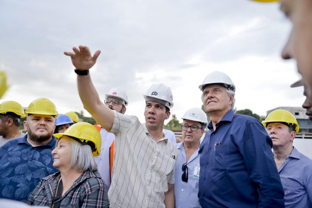 Governador Ronaldo Caiado, ao lado do presidente da Goinfra, Pedro Sales, durante vistoria a obras em rodovias do Estado