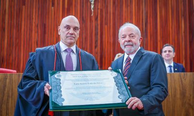 O presidente do TSE, Alexandre de Moraes, e o presidente eleito Lula, na cerimônia de diplomação (Foto: Ricardo Stuckert)