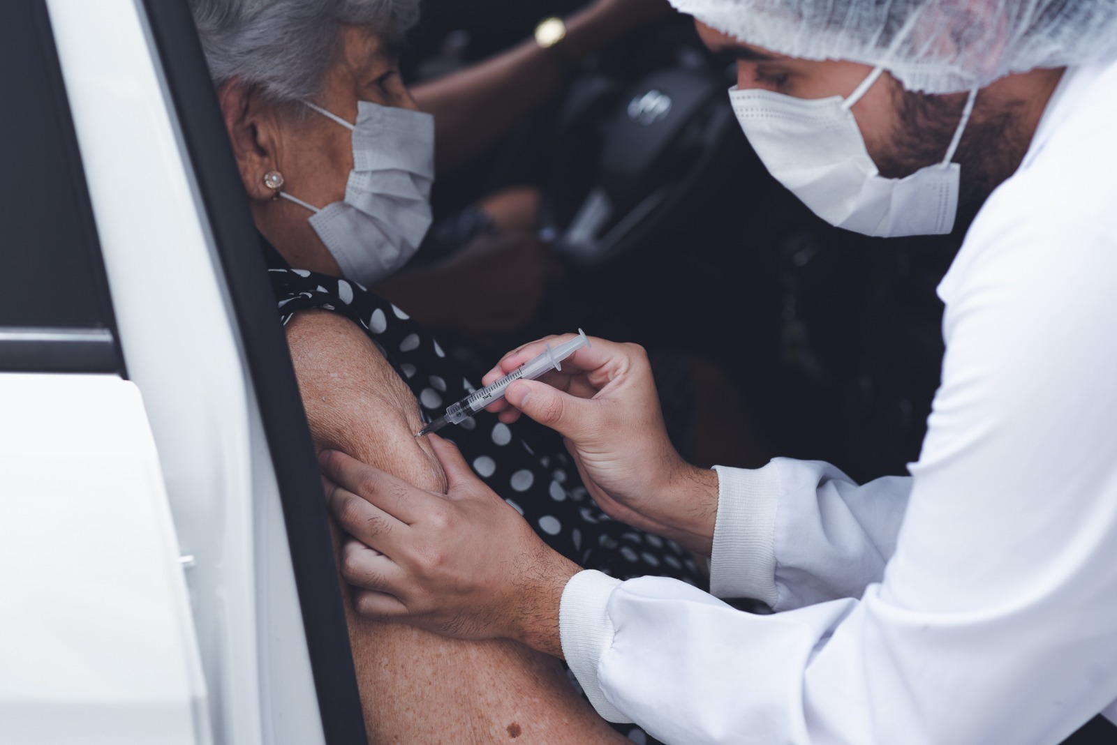 Governo de Goiás convoca grupos prioritários a vacinarem contra a Covid-19: segunda fase da campanha nacional começou em 6 de março e é direcionada às pessoas de 60 a 69 anos