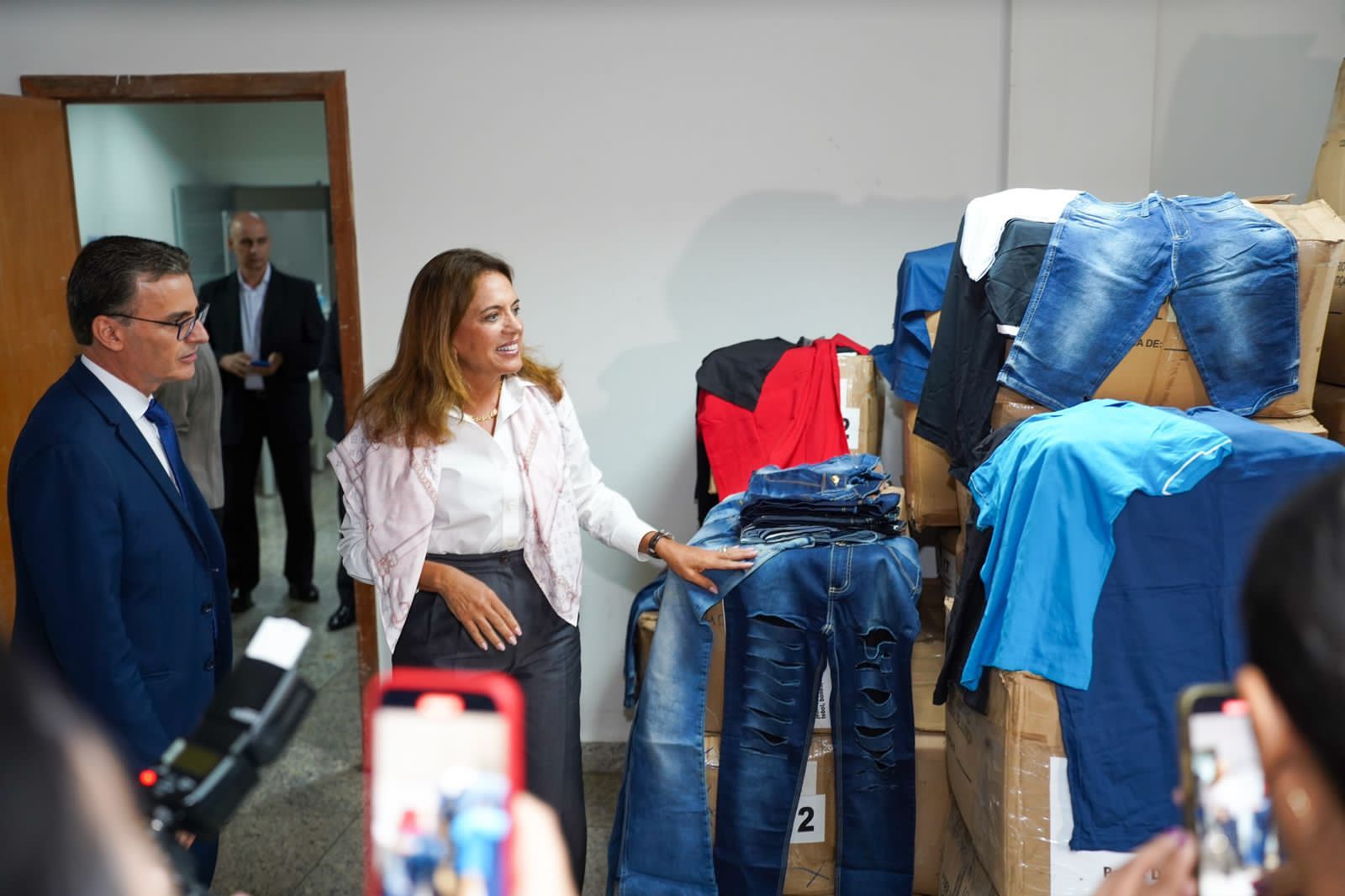 Gracinha Caiado recebe doação do TJGO, peças de roupas serão repassadas às famílias e instituições atendidas pelo programa Goiás Social
