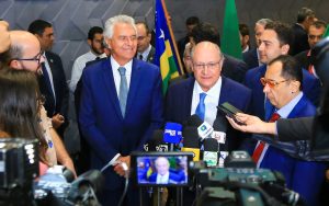Governador Ronaldo Caiado acompanha vice-presidente da República em visita a Goiânia. Alckmin ouviu demandas do setor produtivo e de agentes públicos