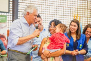 Maria Ivone Lima de Sousa, beneficiária do Mães de Goiás e mãe de uma criança de quatro anos comemora acesso ao programa