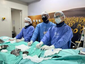 Equipe de neurocirurgia do HGG durante procedimento cirúrgico inédito para tratamento de aneurisma cerebral
