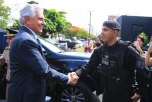 Governador Ronaldo Caiado durante entrega de equipamentos para o Grupamento de Intervenção Rápida Ostensiva (Giro) da Polícia Militar