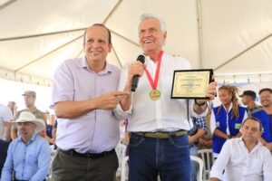 Caldas Novas completa 112 anos anos com uma série de entregas do Governo de Goiás. Governador Ronaldo Caiado recebe Comenda das Águas Quentes