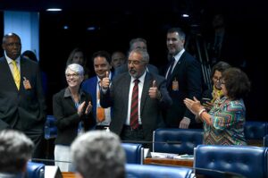 Relator do projeto, Paulo Paim comemorou a aprovação no Plenário - Foto: Marcos Oliveira / Agência Senado
