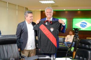 Presidente do Atlético, Adson Batista, entrega camisas do rubro-negro ao governador